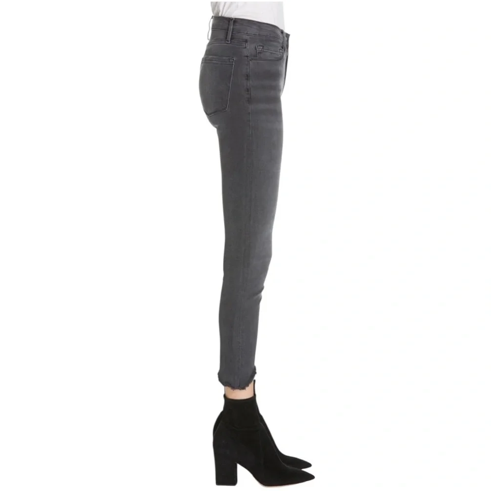 FRAME Le Skinny De Jeanne Crop Raw Triangle Hem Jean in Tull Size 26